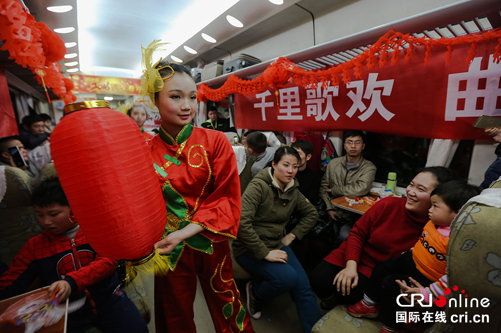 【網絡媒體走轉改】列車春晚鬧新春 溫暖回家過大年