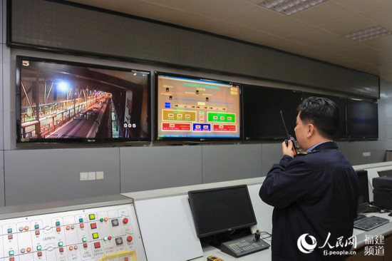 圖說動車檢修員：白天從黑夜開始 精細(xì)到毫米的堅(jiān)守