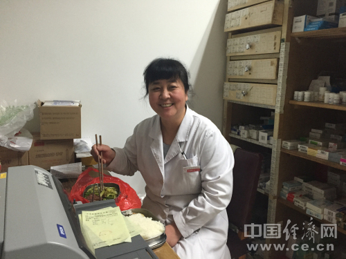 【網(wǎng)絡媒體走轉(zhuǎn)改】年三十值班的醫(yī)護人員（組圖）