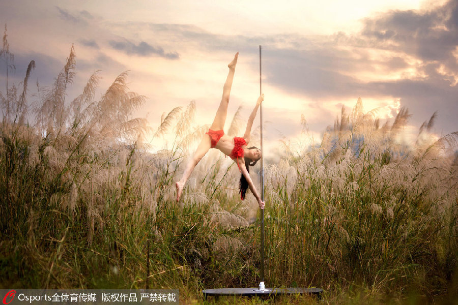 盤(pán)點(diǎn)鋼管舞性感著裝 比基尼鄉(xiāng)村花衣齊上陣