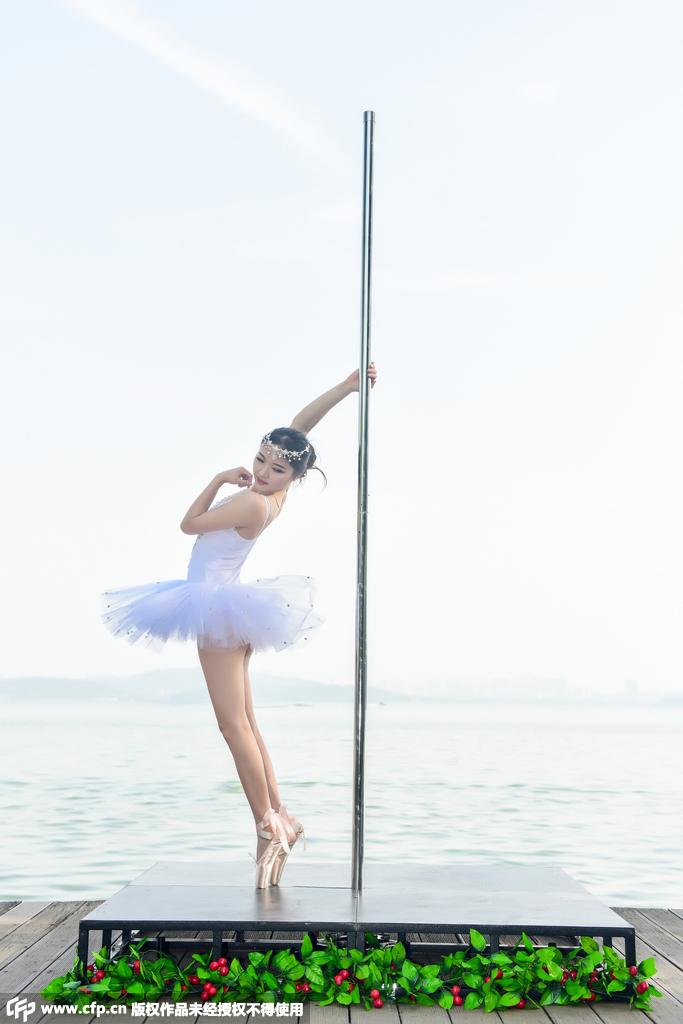 盤點鋼管舞性感著裝 比基尼鄉村花衣齊上陣