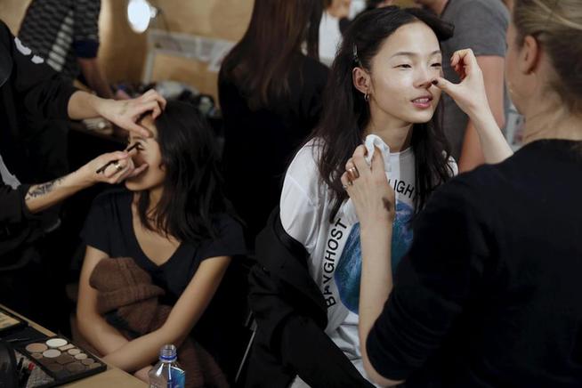 2016秋冬紐約時(shí)裝周 模特后臺(tái)精彩揭秘