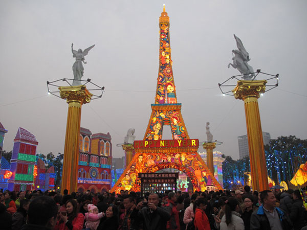 第22屆自貢國際恐龍燈會游人如織