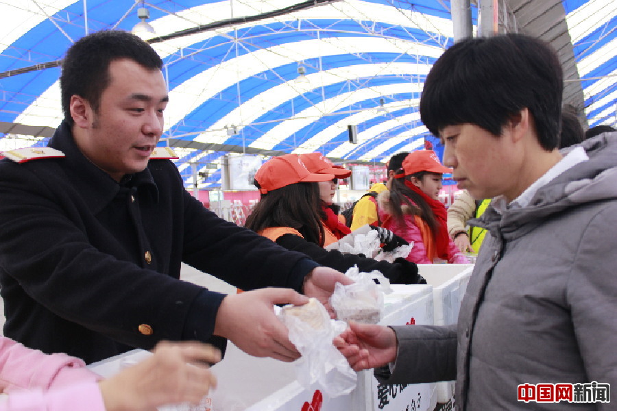 網絡媒體走轉改：快樂“鬧”元宵 溫暖出行路