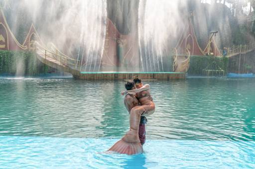 最帥&最萌美人魚秒殺林允?版納萬達三八節(jié)玩嗨了