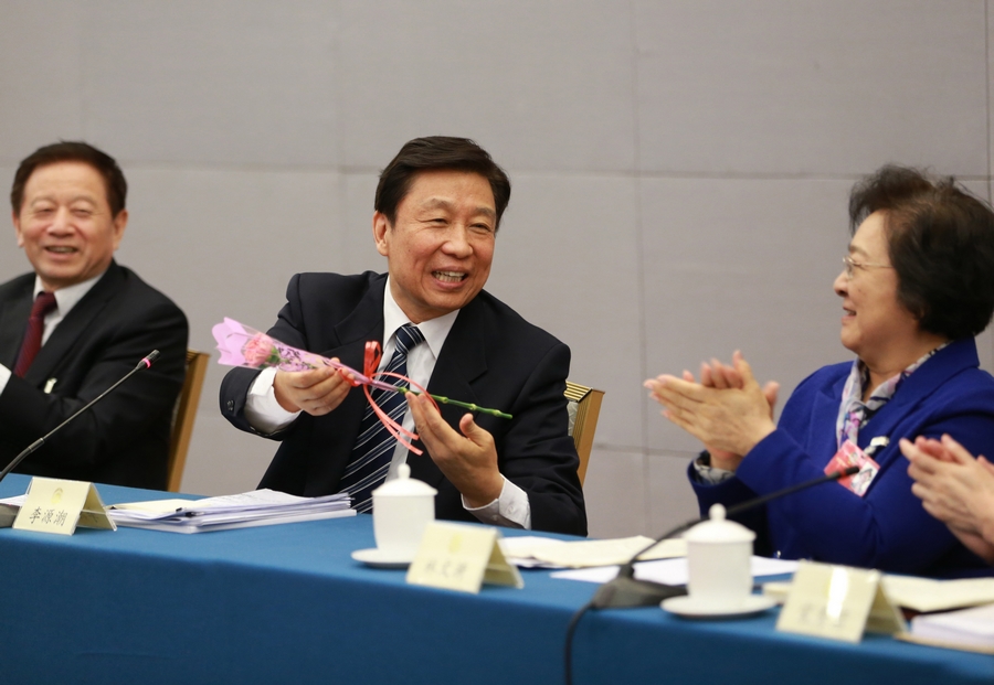 李源潮參加?jì)D聯(lián)界別聯(lián)組討論 向女委員獻(xiàn)花