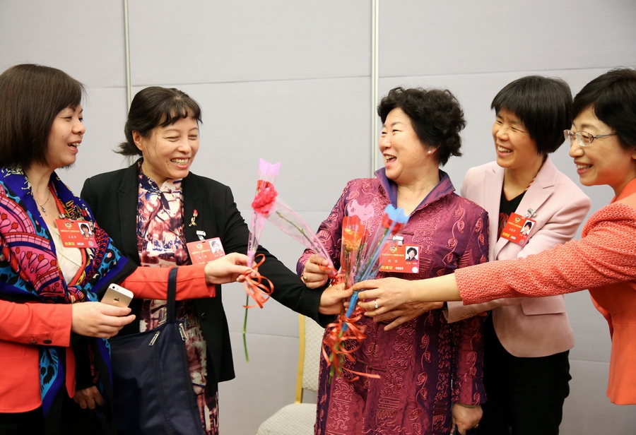 李源潮參加?jì)D聯(lián)界別聯(lián)組討論 向女委員獻(xiàn)花