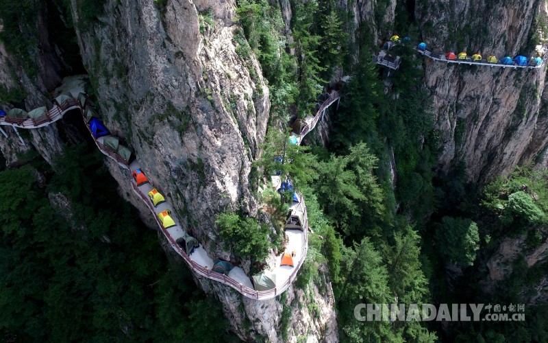 “驢友”組團(tuán)千米懸空棧道扎帳過夜賞景練膽