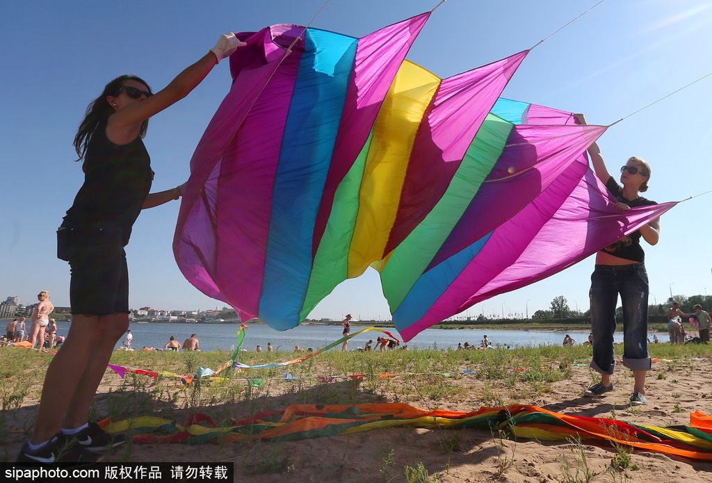 俄羅斯喀山風(fēng)箏節(jié) 追逐藍(lán)天童趣滿滿