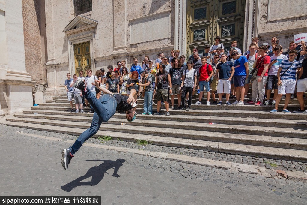 意大利羅馬：Pokemon Go玩家舉行首次集會 皮卡丘萌化人心