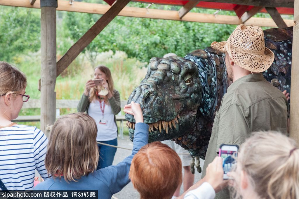 英國恐龍展超逼真 彷佛回到侏羅紀