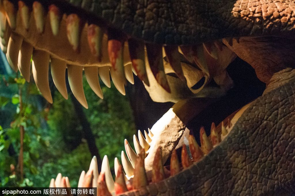 英國(guó)恐龍展超逼真 彷佛回到侏羅紀(jì)