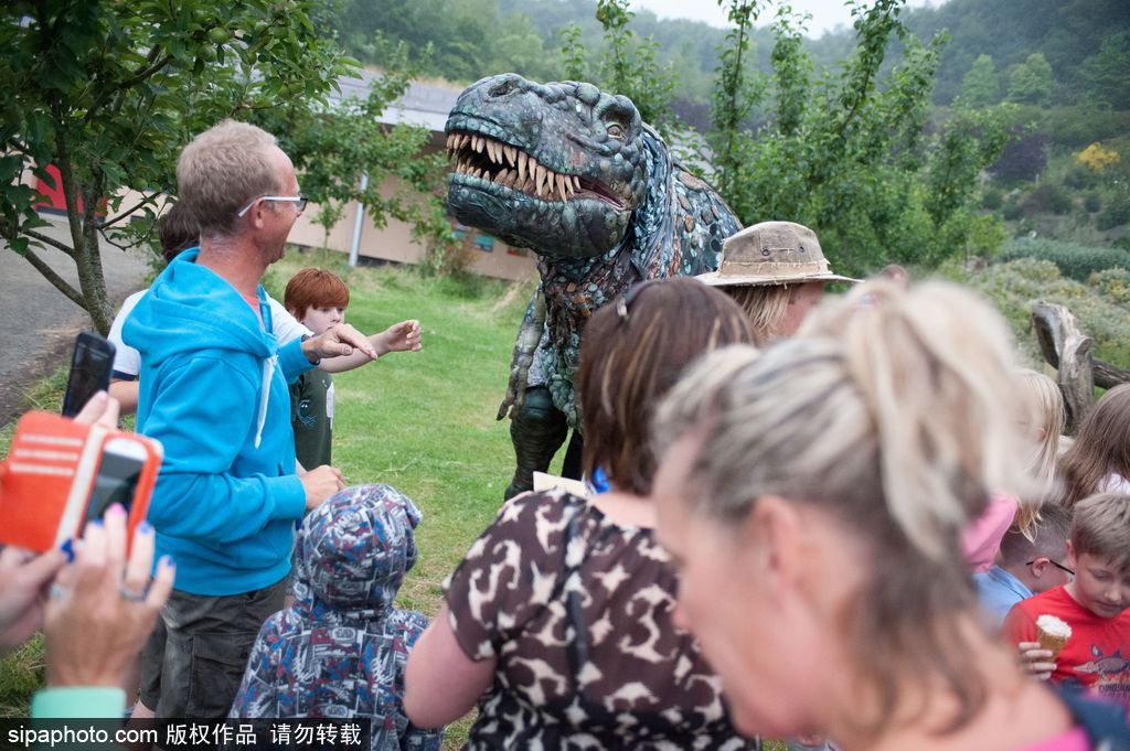 英國恐龍展超逼真 彷佛回到侏羅紀