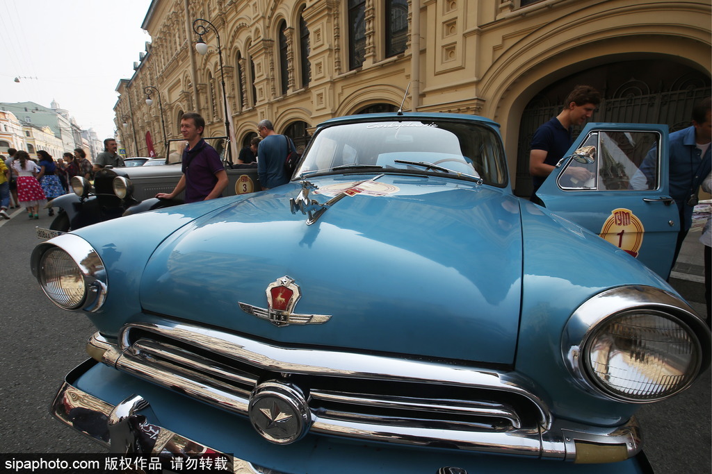 稀有古董車大集結(jié) 莫斯科舉行復古車游行