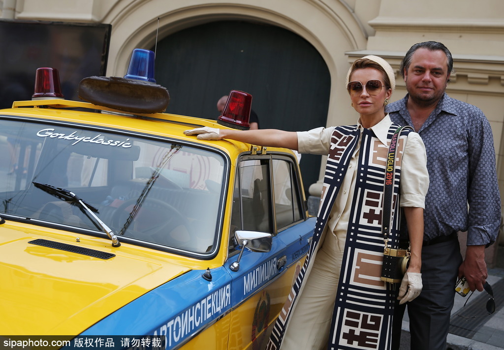 稀有古董車(chē)大集結(jié) 莫斯科舉行復(fù)古車(chē)游行