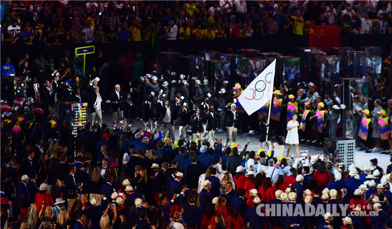 難民奧運(yùn)代表團(tuán)步入里約奧運(yùn)會(huì)開(kāi)幕式