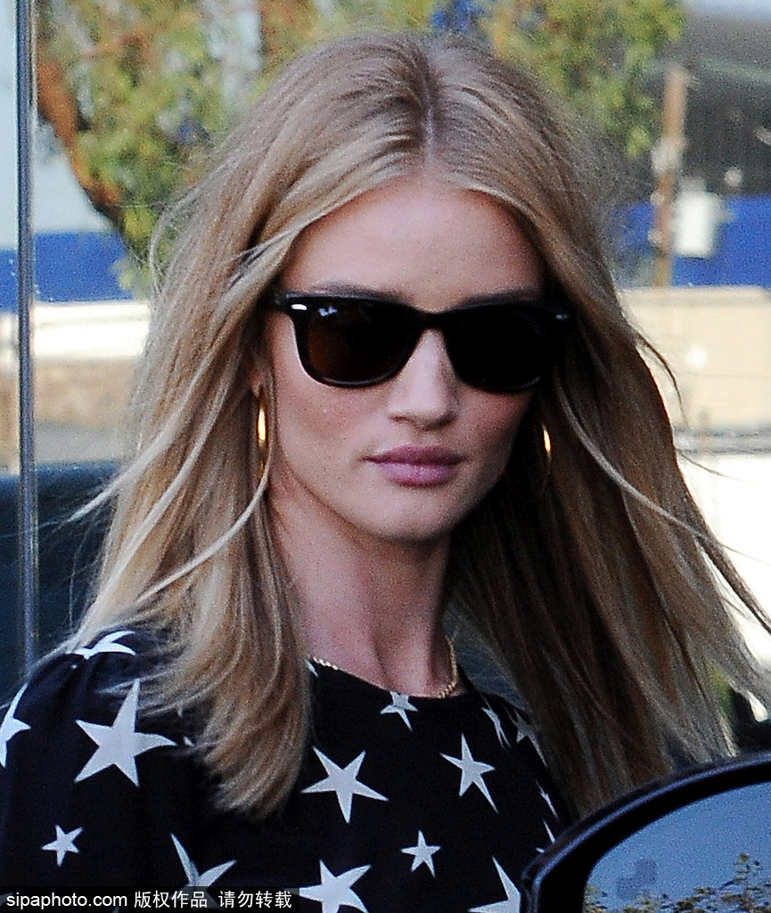 超模羅茜·漢丁頓·惠特莉穿黑色星星圖案露背裙現(xiàn)身