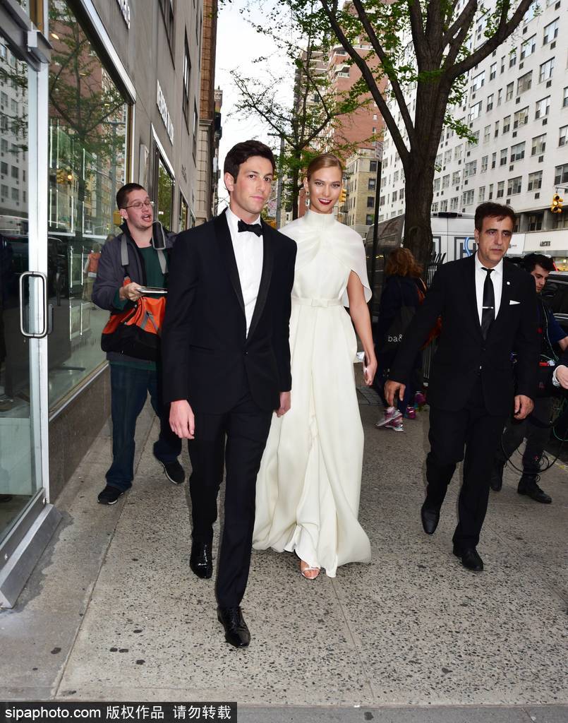 盤點(diǎn)：七夕虐狗模式開啟 歐美明星情侶街拍恩愛衣品一起秀！