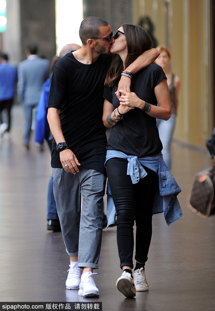 盤點：七夕虐狗模式開啟 歐美明星情侶街拍恩愛衣品一起秀！