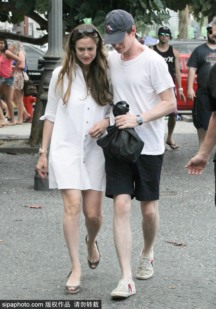 盤點：七夕虐狗模式開啟 歐美明星情侶街拍恩愛衣品一起秀！