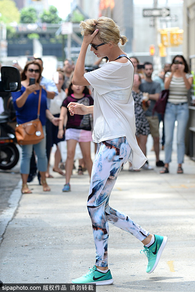 泰勒·斯威夫特運(yùn)動(dòng)裝現(xiàn)身 印花打底褲白T露香肩休閑有型