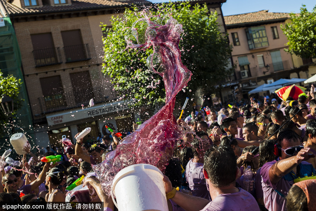 西班牙小鎮舉行“紅酒大戰” 上演紫色狂歡
