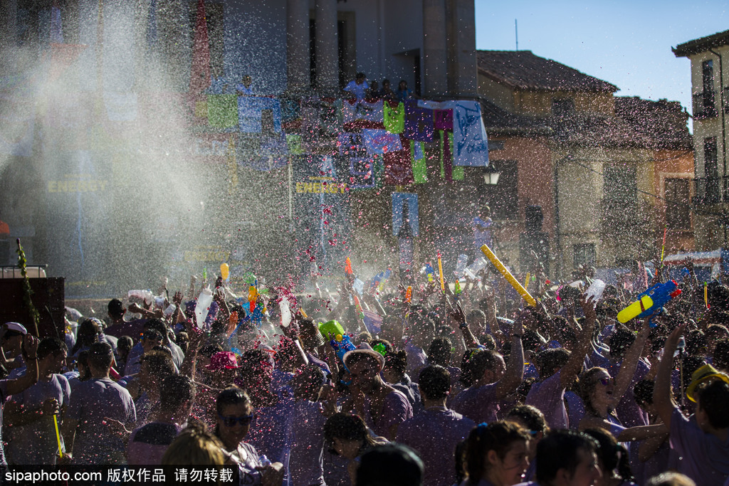 西班牙小鎮舉行“紅酒大戰” 上演紫色狂歡