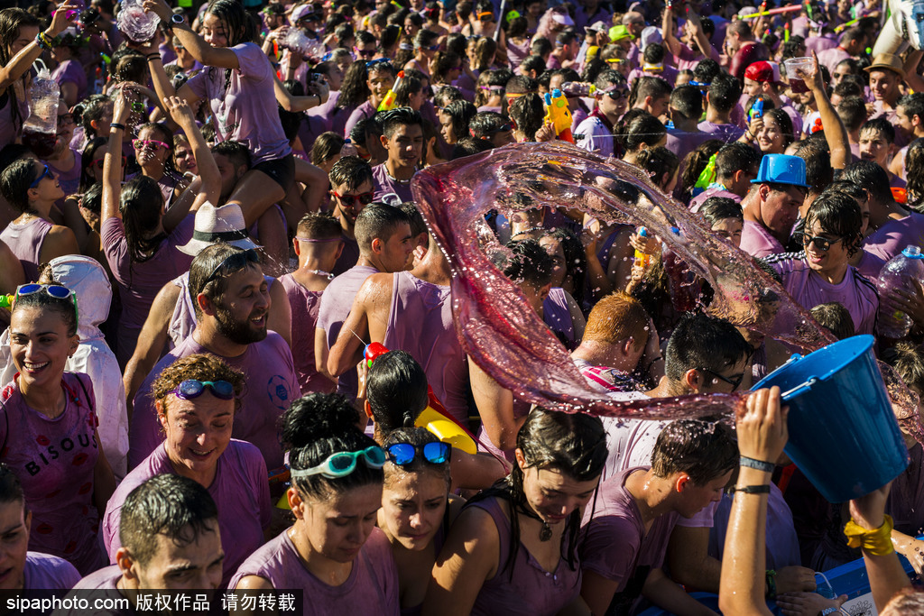 西班牙小鎮(zhèn)舉行“紅酒大戰(zhàn)” 上演紫色狂歡