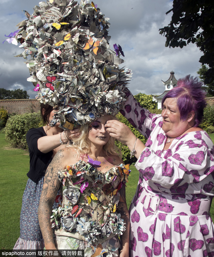 英國殘疾設(shè)計(jì)師設(shè)計(jì)奇葩“報(bào)紙裙” 由110份報(bào)紙組成