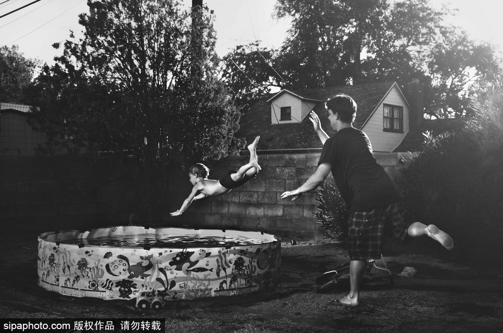 “童年不插電”系列經典攝影作品 童趣黑白最純粹
