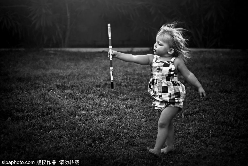 “童年不插電”系列經(jīng)典攝影作品 童趣黑白最純粹