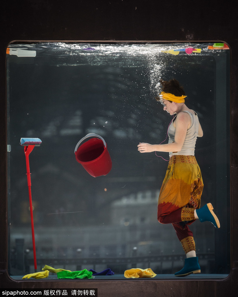 英國：水下表演項目Holoscenes亮相倫敦 所有節目在狹小水缸中完成