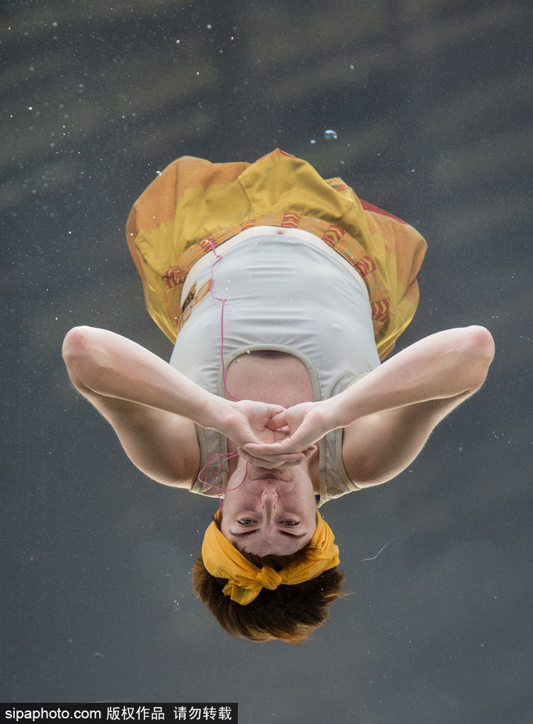 英國：水下表演項目Holoscenes亮相倫敦 所有節(jié)目在狹小水缸中完成