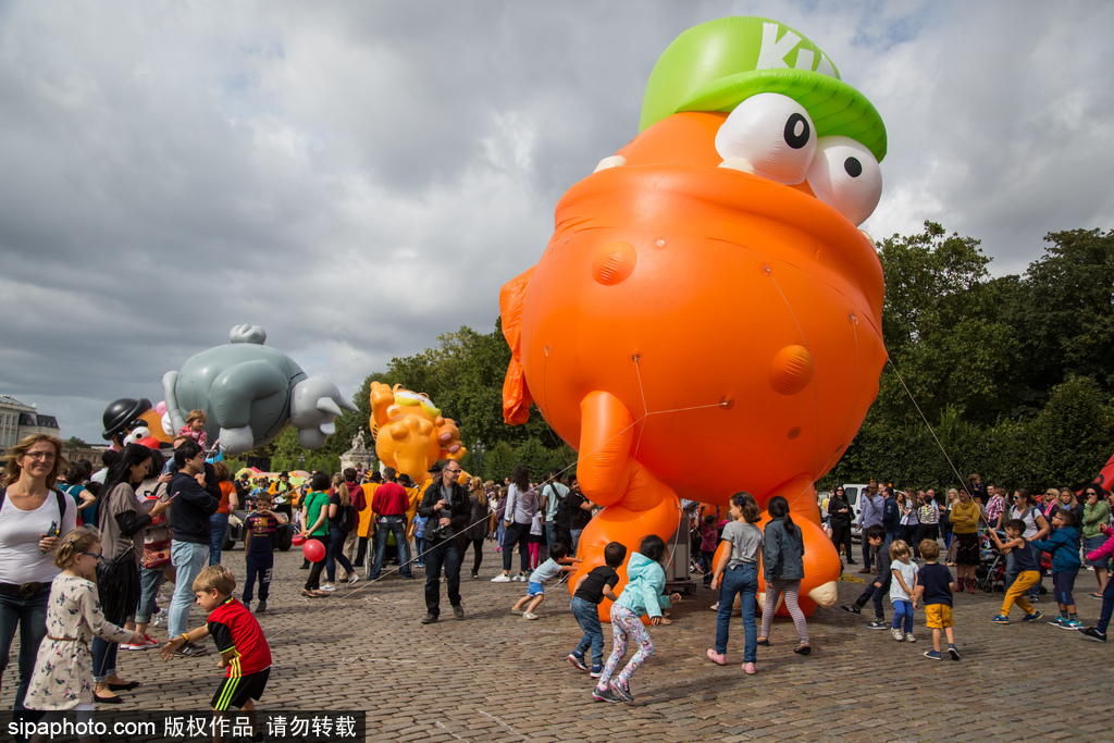 比利時(shí)動(dòng)漫節(jié)：帝國(guó)士兵霸氣現(xiàn)身地鐵站 各種超萌角色嗨不停