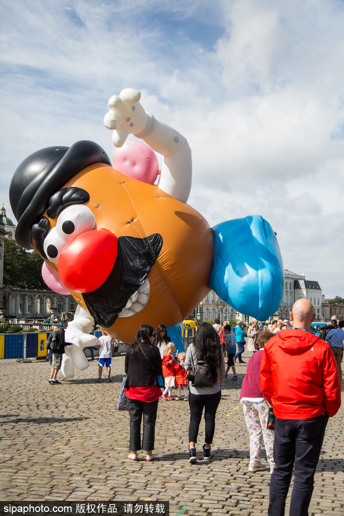 比利時動漫節：帝國士兵霸氣現身地鐵站 各種超萌角色嗨不停