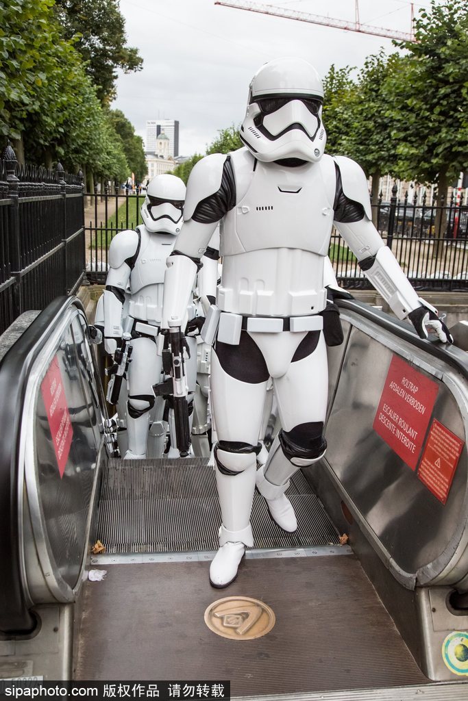 比利時(shí)動(dòng)漫節(jié)：帝國(guó)士兵霸氣現(xiàn)身地鐵站 各種超萌角色嗨不停