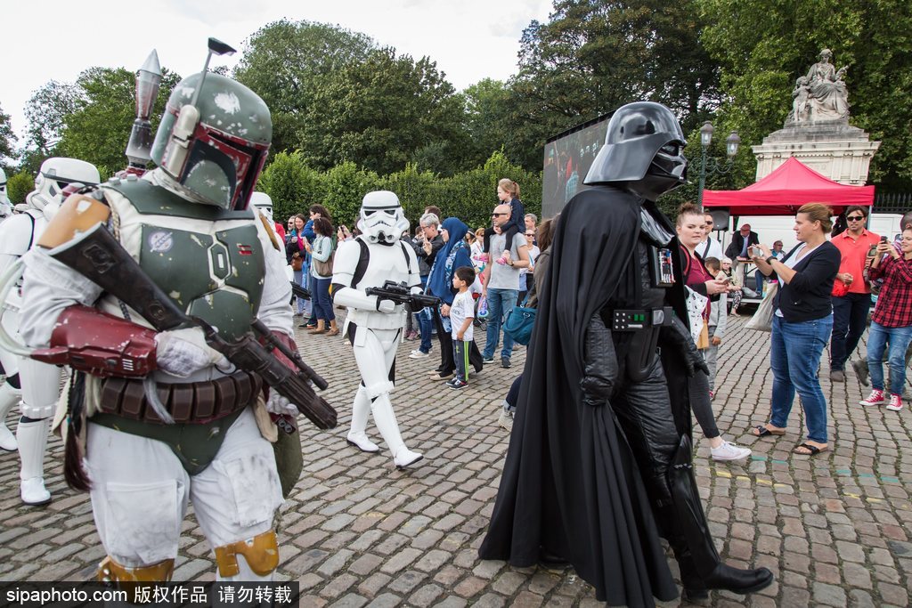 比利時動漫節：帝國士兵霸氣現身地鐵站 各種超萌角色嗨不停