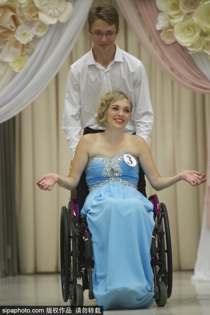 俄羅斯輪椅小姐選美大賽 身殘志堅展現(xiàn)別樣美麗