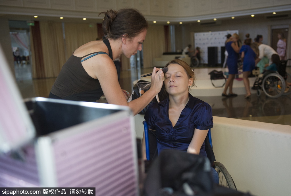 俄羅斯輪椅小姐選美大賽 身殘志堅(jiān)展現(xiàn)別樣美麗