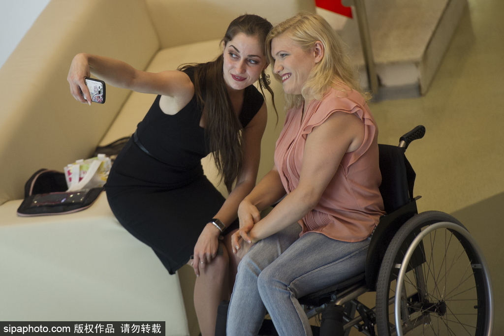 俄羅斯輪椅小姐選美大賽 身殘志堅展現別樣美麗