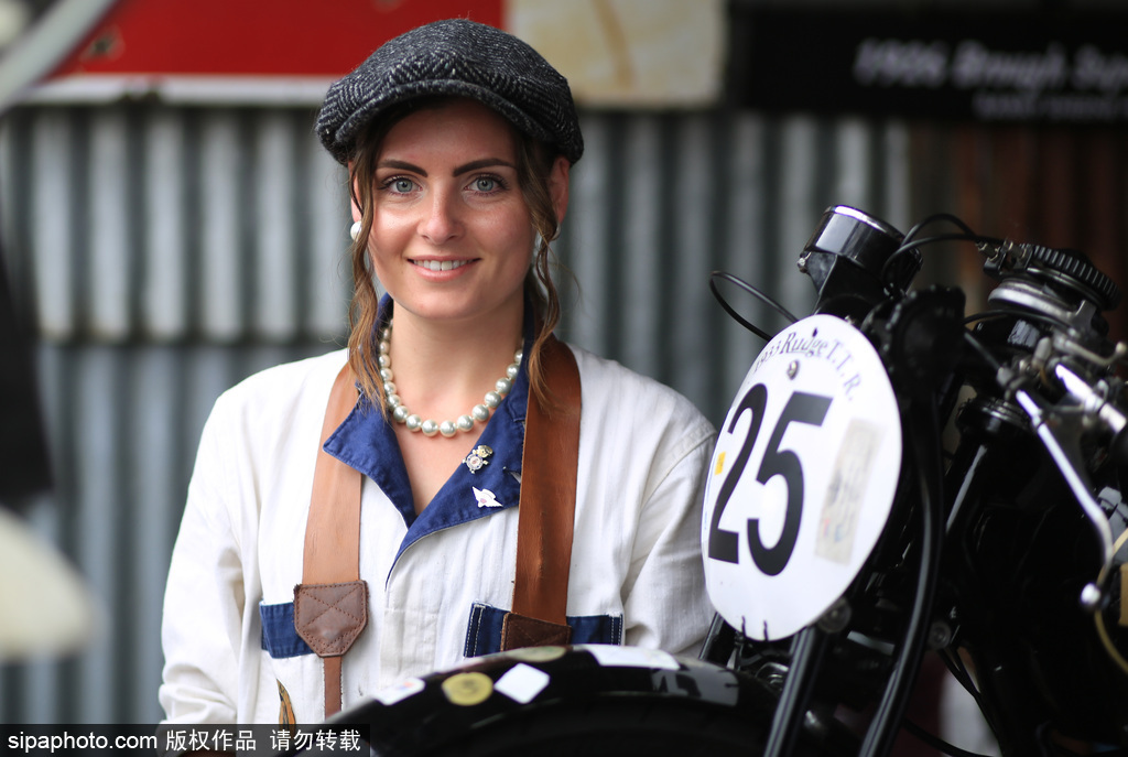 英古德伍德復(fù)古會(huì) 民眾復(fù)古裝搭配老爺車韻味十足