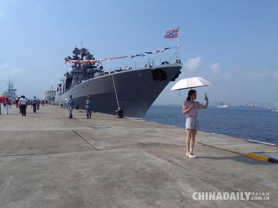 中俄演習(xí)艦艇對(duì)外開放 湛江市民排隊(duì)參觀