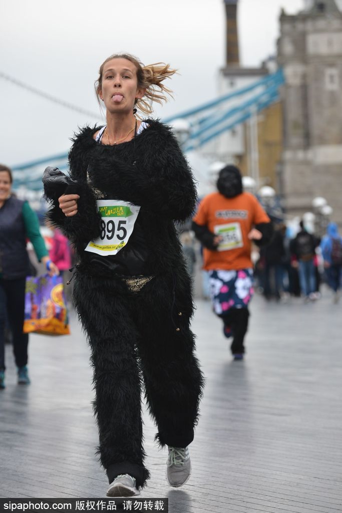 英國舉辦“大猩猩”慈善跑 人扮猩猩獻愛心募款