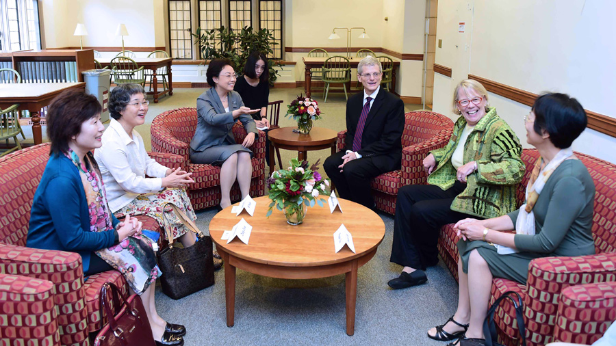 程虹到訪美國瓦薩學院