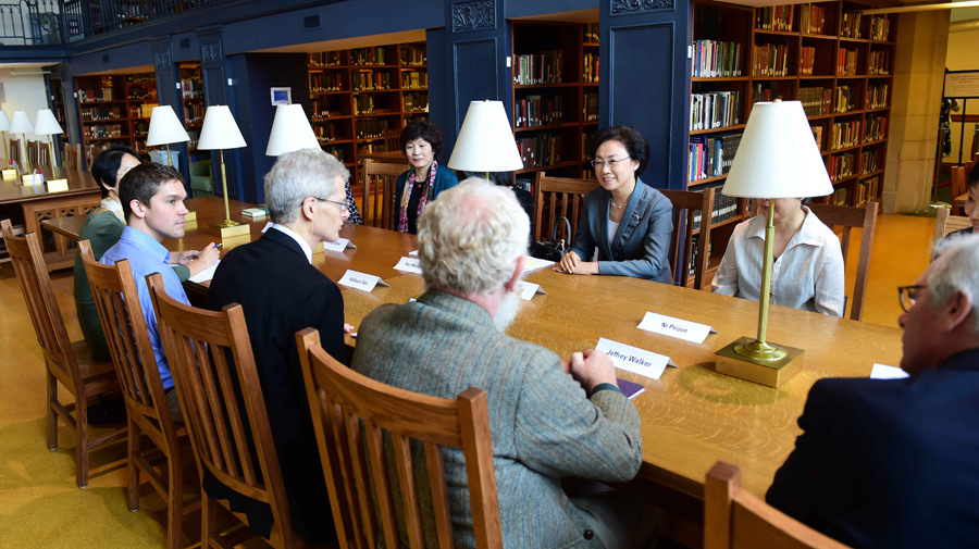 程虹到訪美國瓦薩學院