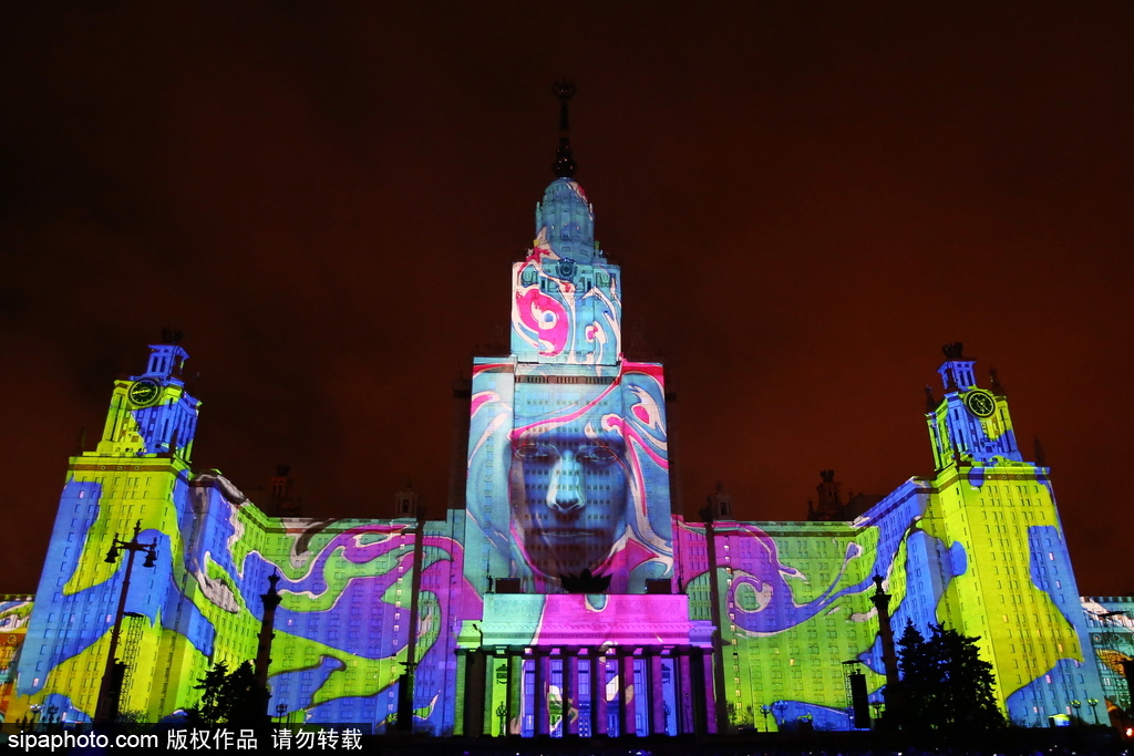 俄羅斯“光之環”國際燈光節 炫目燈光投向莫斯科各大名勝建筑