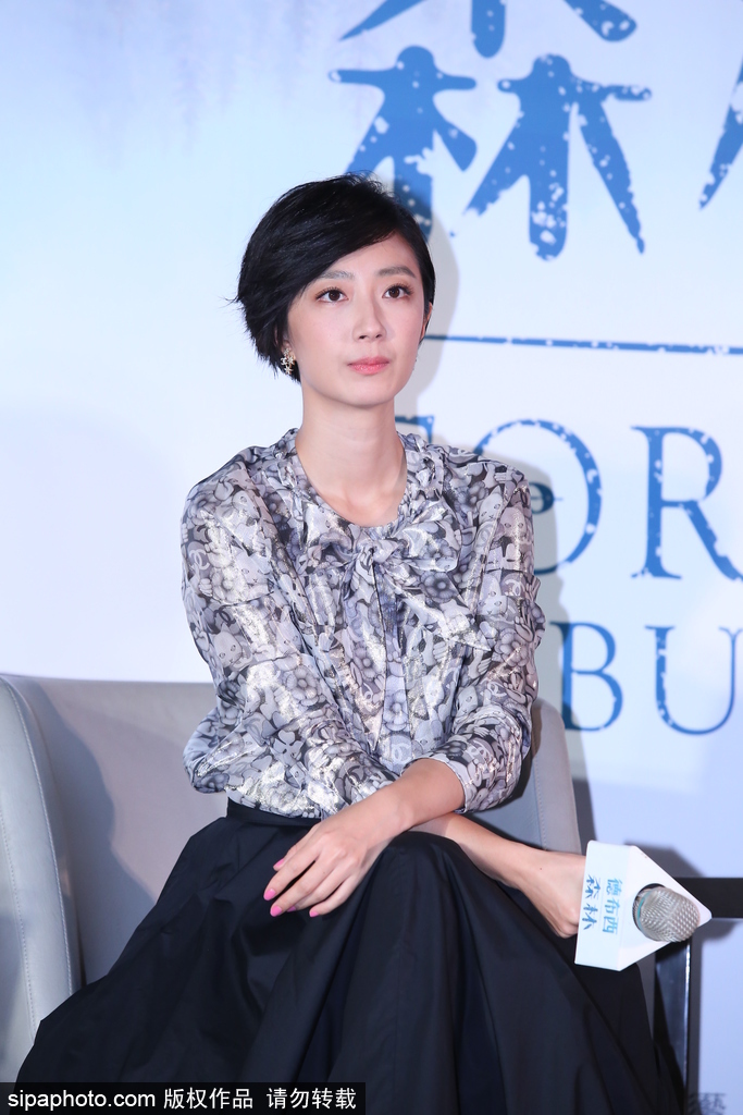 桂綸鎂亮相電影《德布西森林》活動(dòng) 穿黑色長(zhǎng)裙優(yōu)雅又知性