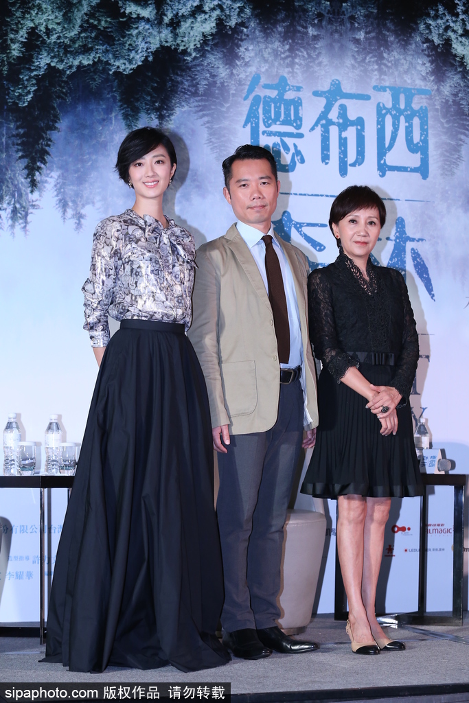 桂綸鎂亮相電影《德布西森林》活動 穿黑色長裙優(yōu)雅又知性