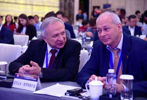 中俄雙方嘉賓和媒體代表陸續(xù)進(jìn)入會(huì)場(chǎng)