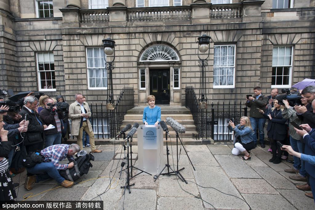 記者節(jié) 盤(pán)點(diǎn)鏡頭背后國(guó)外媒體人的“洪荒之力”